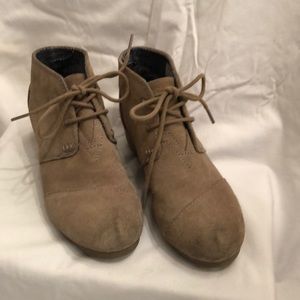 TOMS Girls Suede Desert Wedge Booties Size 2